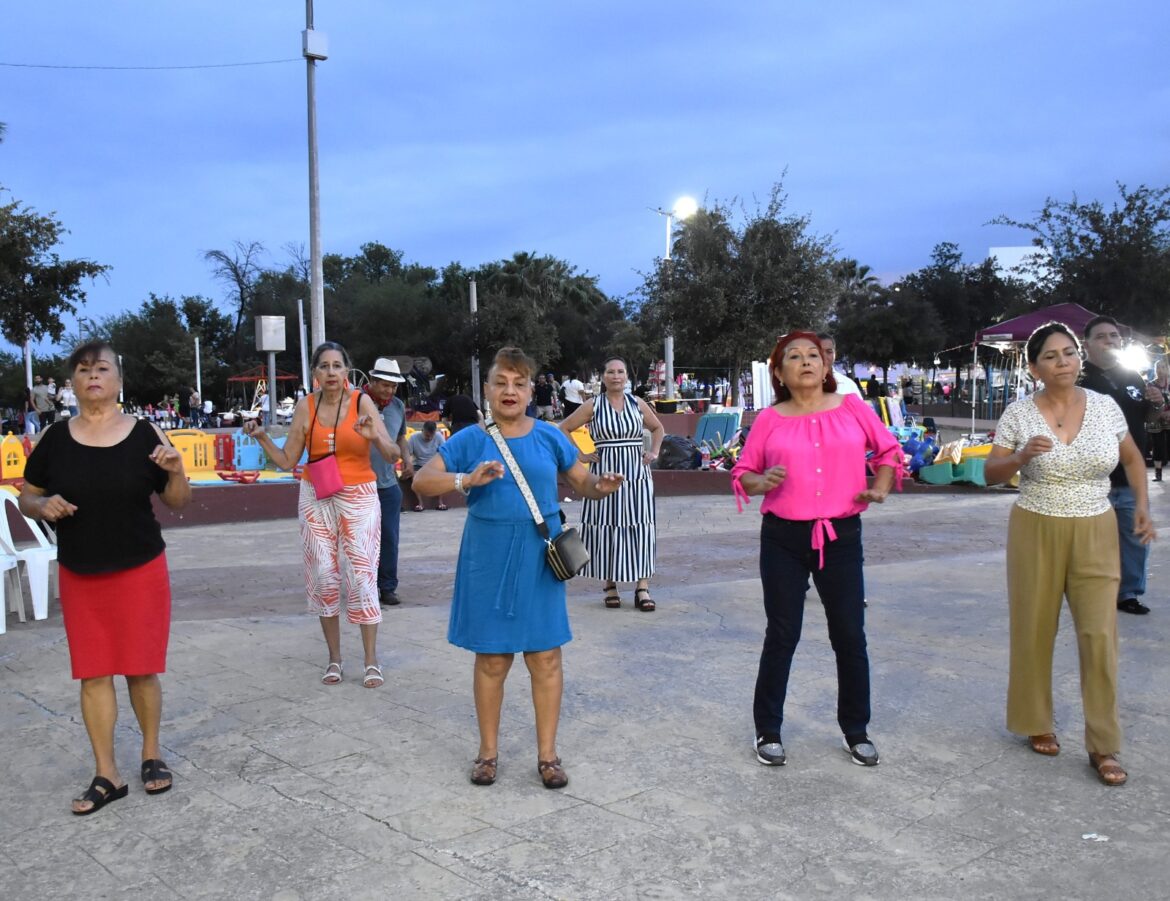 Ofrece Gobierno de Carlos Peña Ortiz clases gratuitas de danzón en la plaza Treviño Zapata.