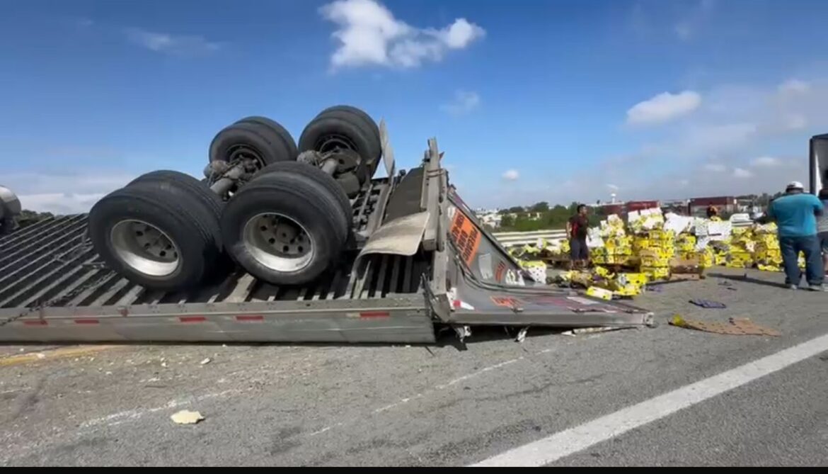 Vuelca tráiler con aguacate en Reynosa; hay rapiña.