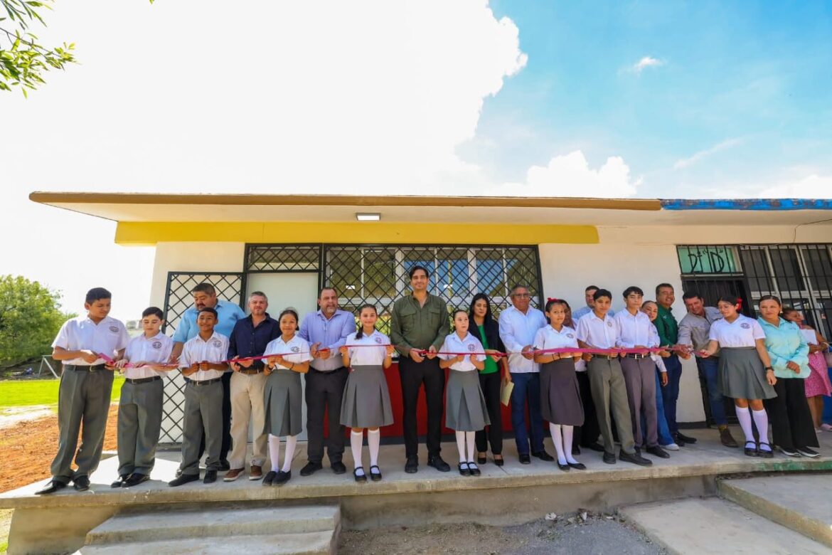 Inauguraron Alcalde Carlos Peña Ortiz, Alumnos, Maestros y padres de familia un aula educativa.