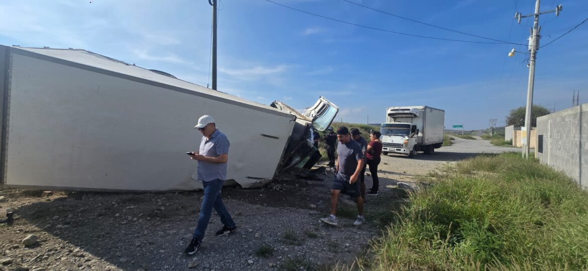 Guardia Estatal atiende volcadura de camión cargado de pollo