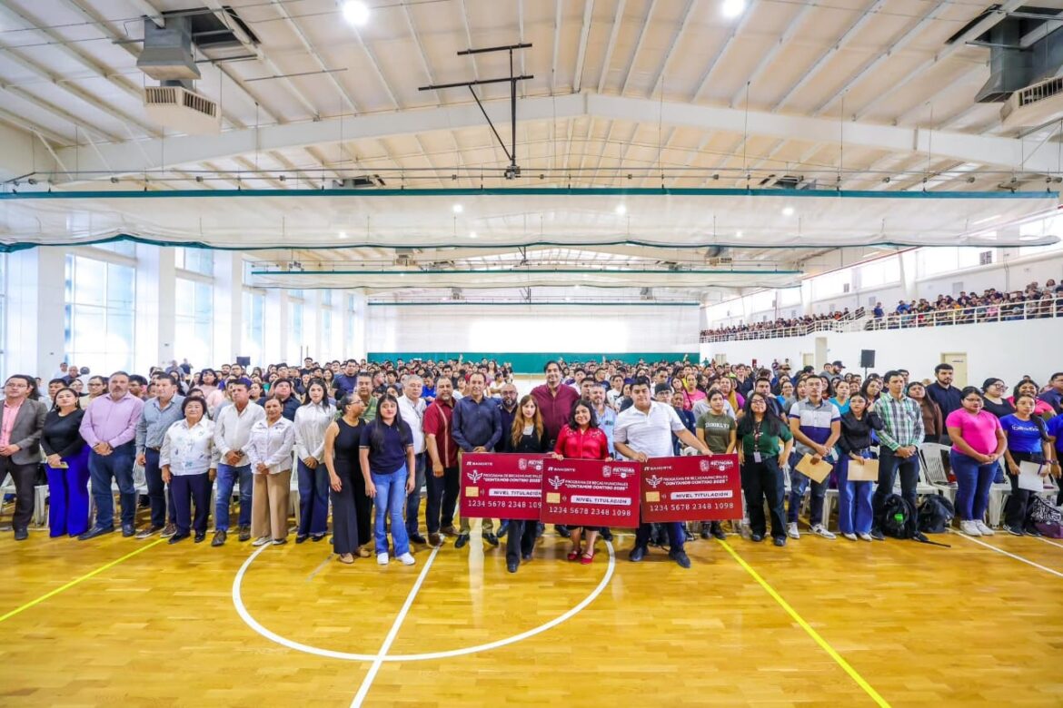 Entregó el Presidente Municipal Carlos Peña Ortiz, Becas de Titulación 2025.