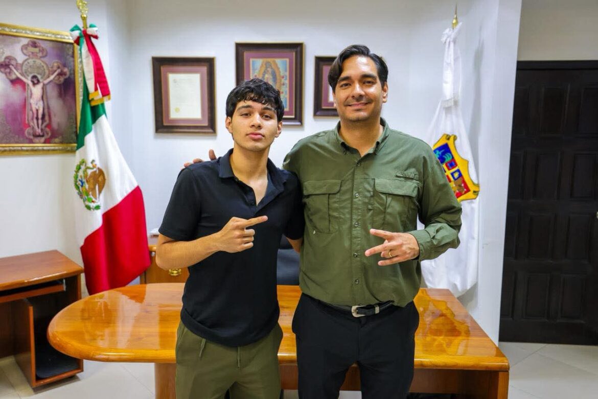 Presidente Carlos Peña Ortiz felicitó al joven boxeador Gerardo “El Bendito” Estopellán.