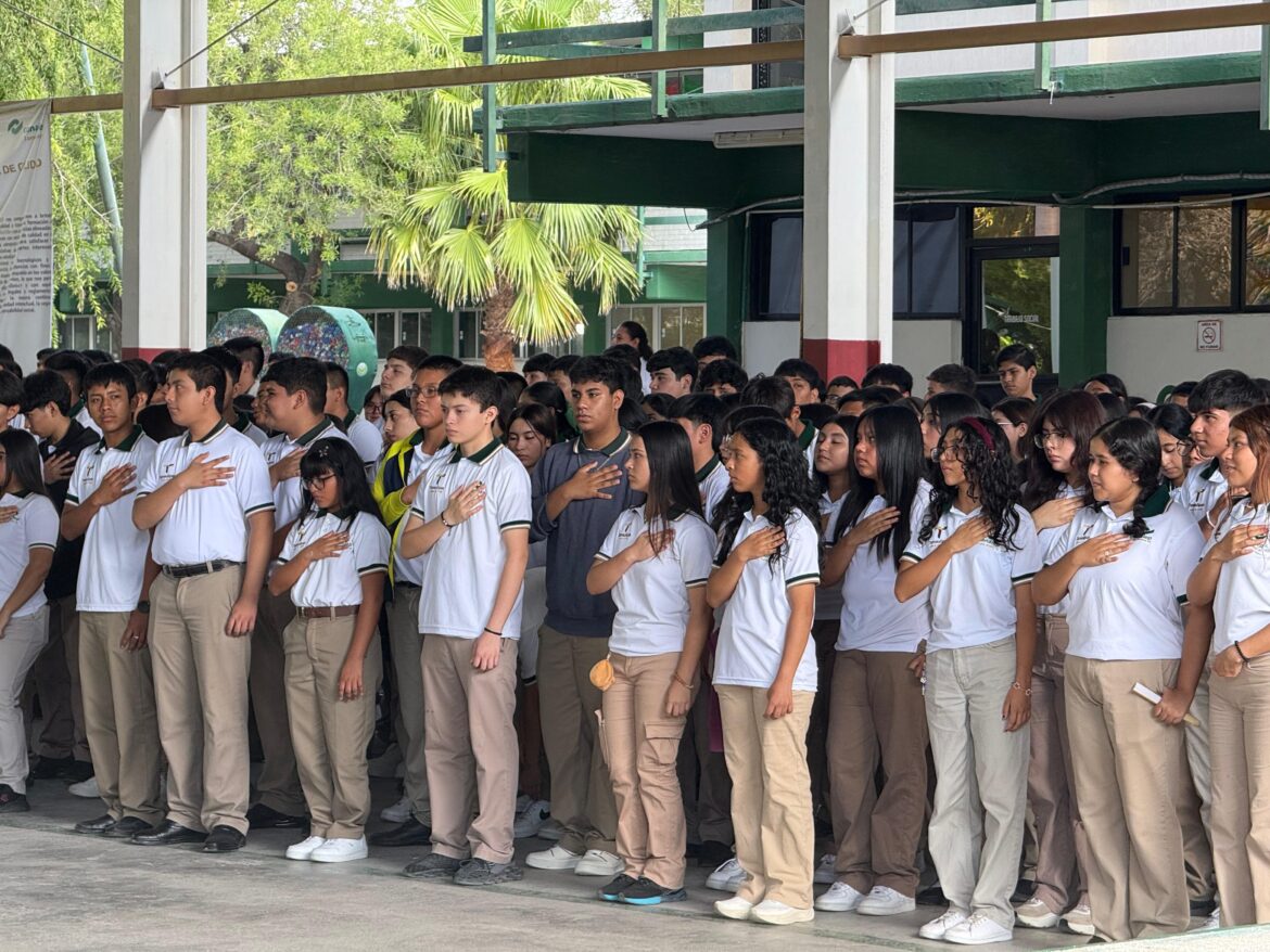 CONALEP Reynosa reconoce a estudiante destacada en natación.