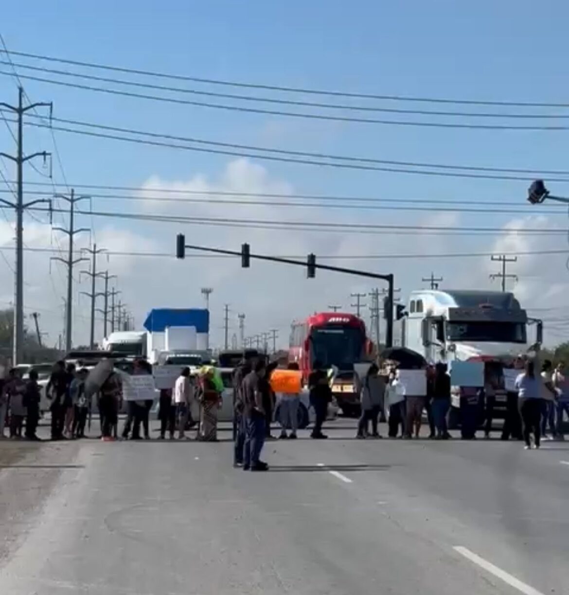 Padres bloquean carretera Reynosa–San Fernando para exigir electricidad en primaria