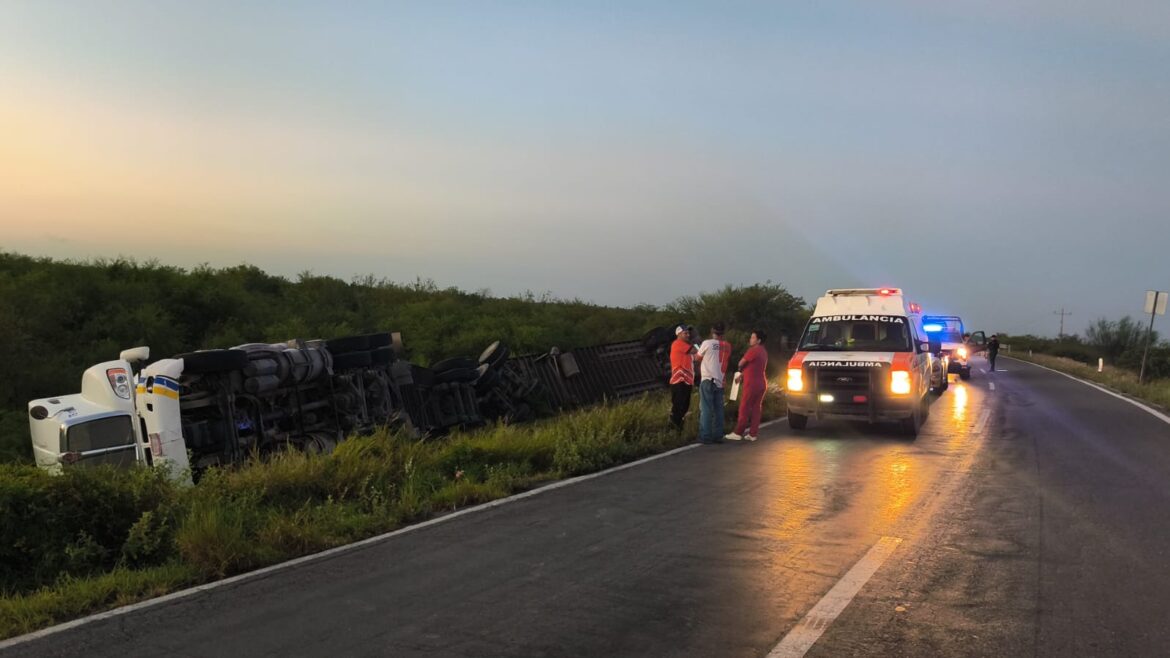 Guardia Estatal atiende volcadura en Carretera Federal 101.