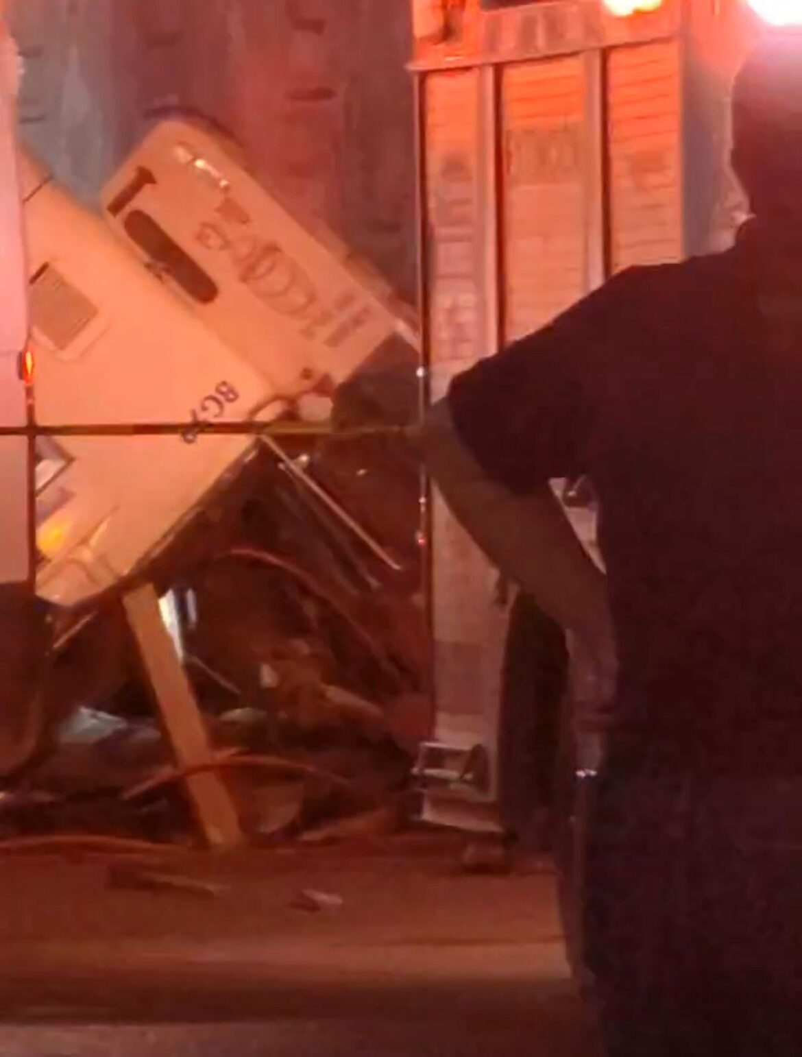 Tragedia en Reynosa: Chofer muere prensado tras caída de tractocamión del puente vehicular.