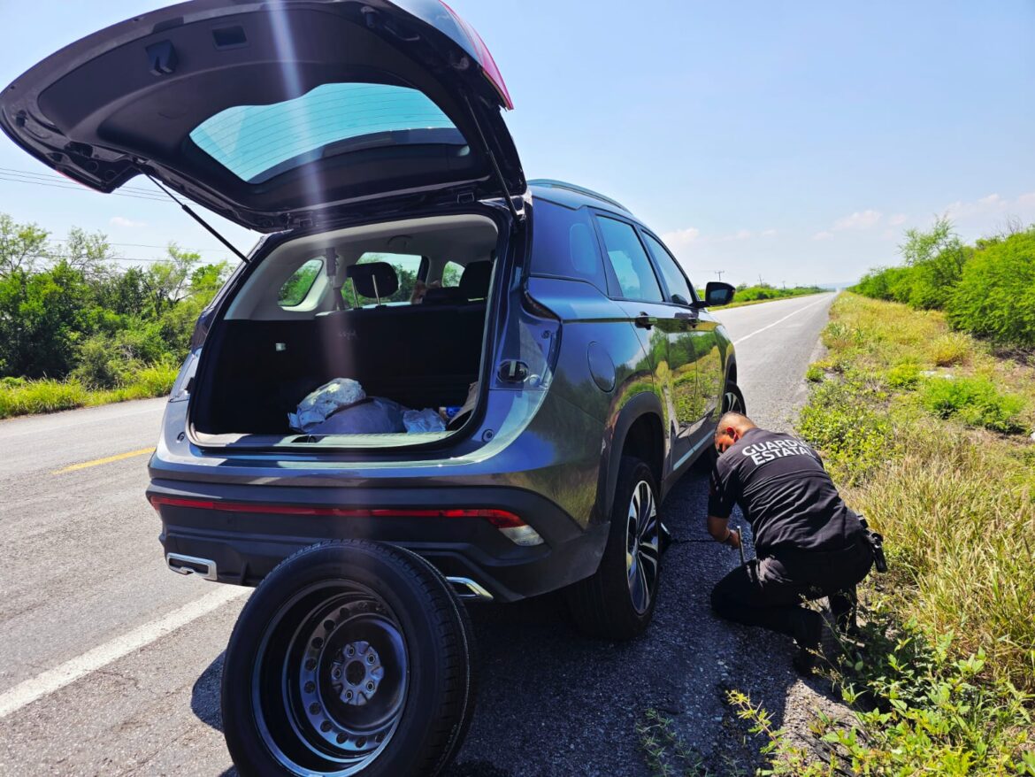 Guardia Estatal auxilia a automovilista en la Carretera Federal 101