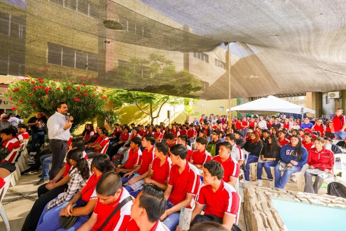 Dialogan universitarios con Carlos Peña Ortiz en la Audiencia Pública Juvenil.