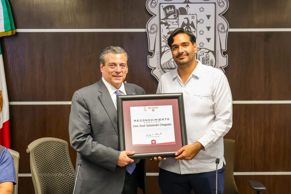 Entregó Carlos Peña Ortiz reconocimiento póstumo a José Sulaimán Chagnón en manos de Mauricio Sulaimán.
