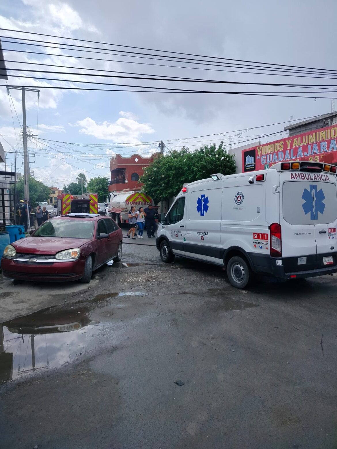 Mujer sufre crisis nerviosa tras corto circuito en su vivienda en Reynosa.