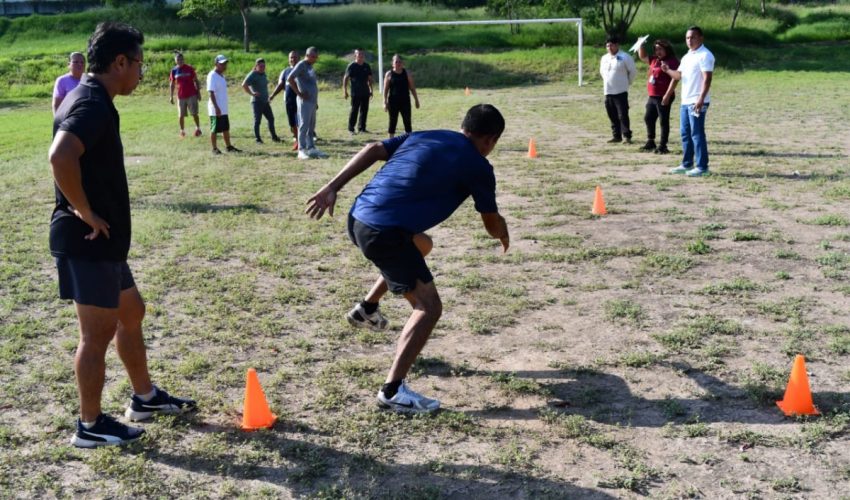 Presentan custodios penitenciarios evaluación de aptitud física para promoción de grados.