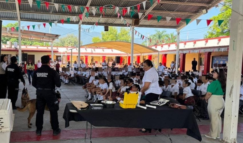 Brea y Lucky, protagonistas de una jornada cívica con estudiantes de Victoria.