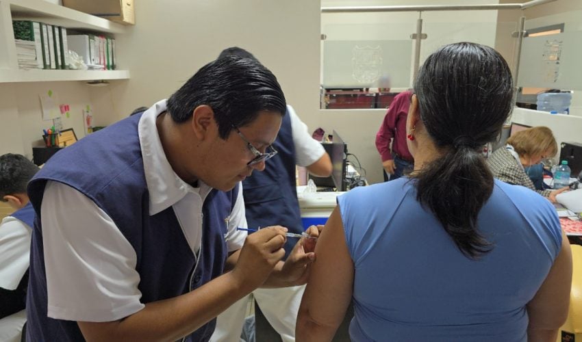 Invita SST a vacunarse contra influenza, COVID-19 y neumococo.