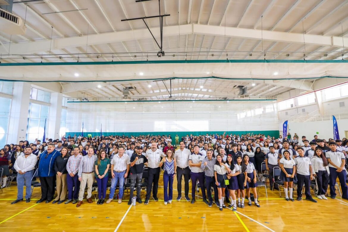 Se reunieron más de Mil jóvenes con Carlos Peña Ortiz y la boxeadora Jackie Nava.