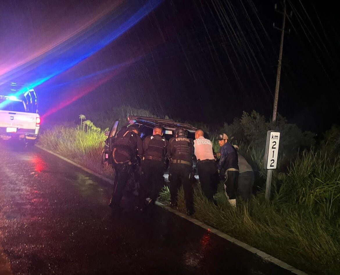 Guardia y Tránsito Estatal brindan apoyo a conductor afectado por ponchadura