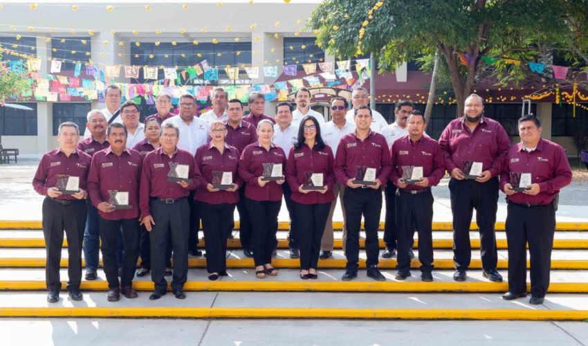 RECONOCE Y VALORA TECNOLÓGICO DE EL MANTE A DOCENTES Y PERSONAL ADMINISTRATIVO