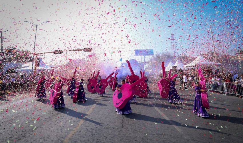 Desfilan miles de jóvenes en el 115 aniversario de la Revolución Mexicana.