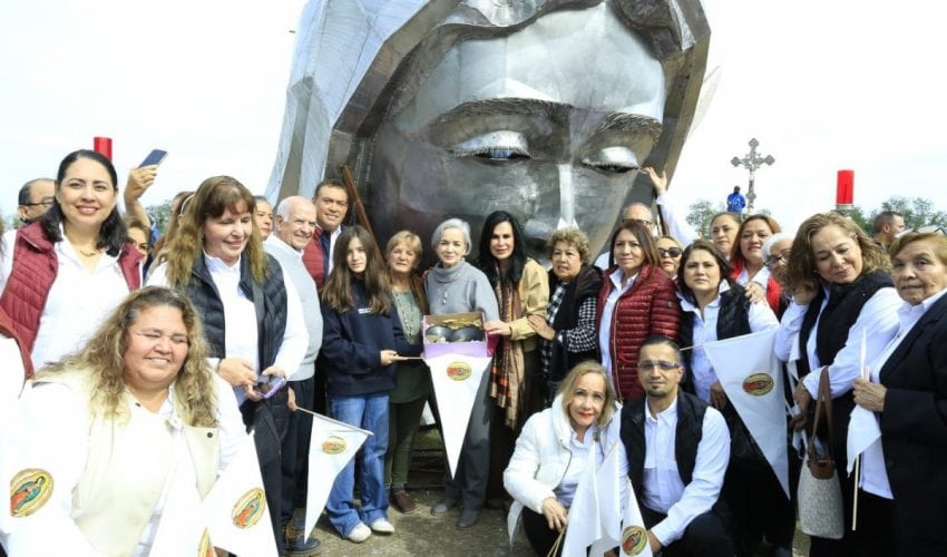 Entrega María de Villarreal las pupilas de la Virgen de la Misericordia.