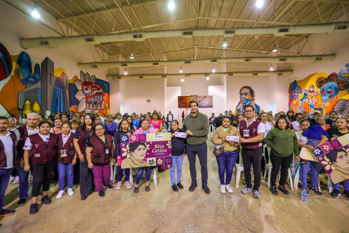 Entregó Alcalde Carlos Peña Ortiz, Tarjetas de las Becas Rita Cetina en Reynosa