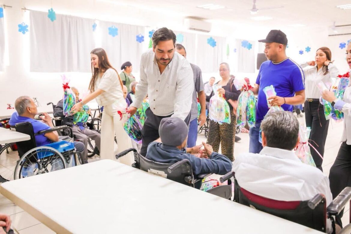 Compartió Carlos Peña Ortiz un mensaje y regalos a adultos mayores de Casa Hogar.