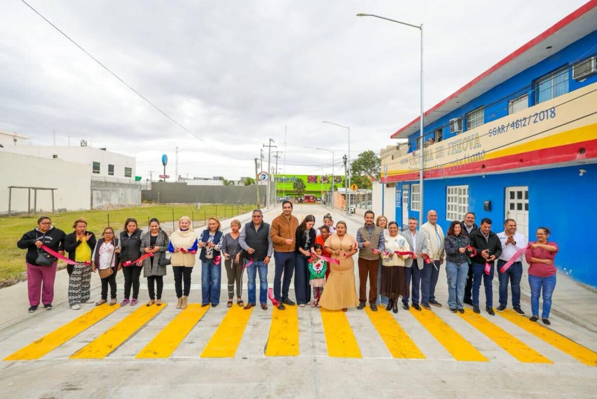Inauguraron vecinos y Alcalde pavimentación de la calle Níquel en Villas de Esmeralda.