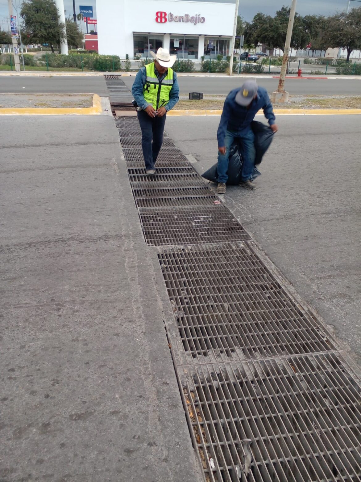 Realizaron cuadrillas municipales mantenimiento de pluviales en Reynosa