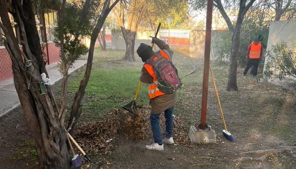 Apoya Gobierno de Reynosa a instituciones educativas con labor de limpieza.