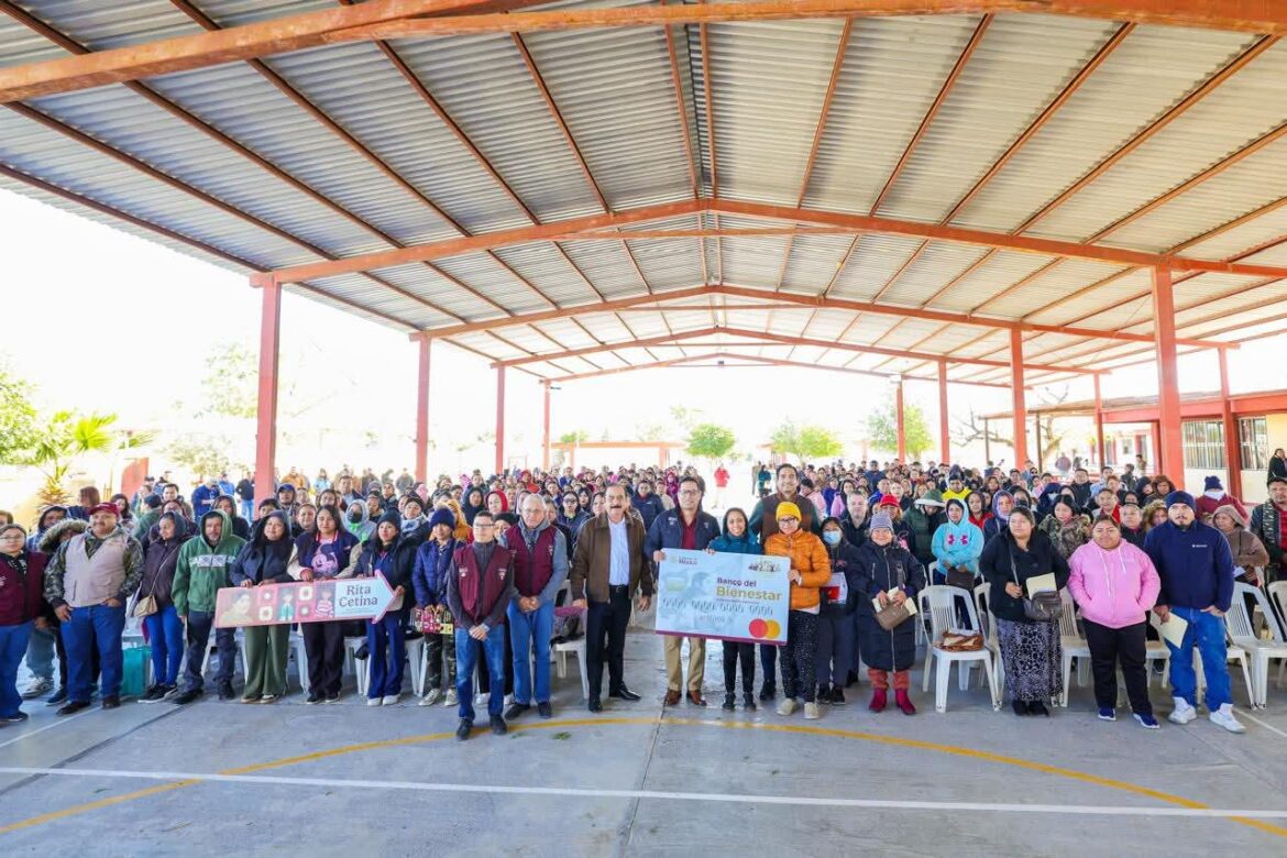 Entregó Carlos Peña Ortiz tarjetas de becas Rita Cetina en la secundaria técnica # 73.