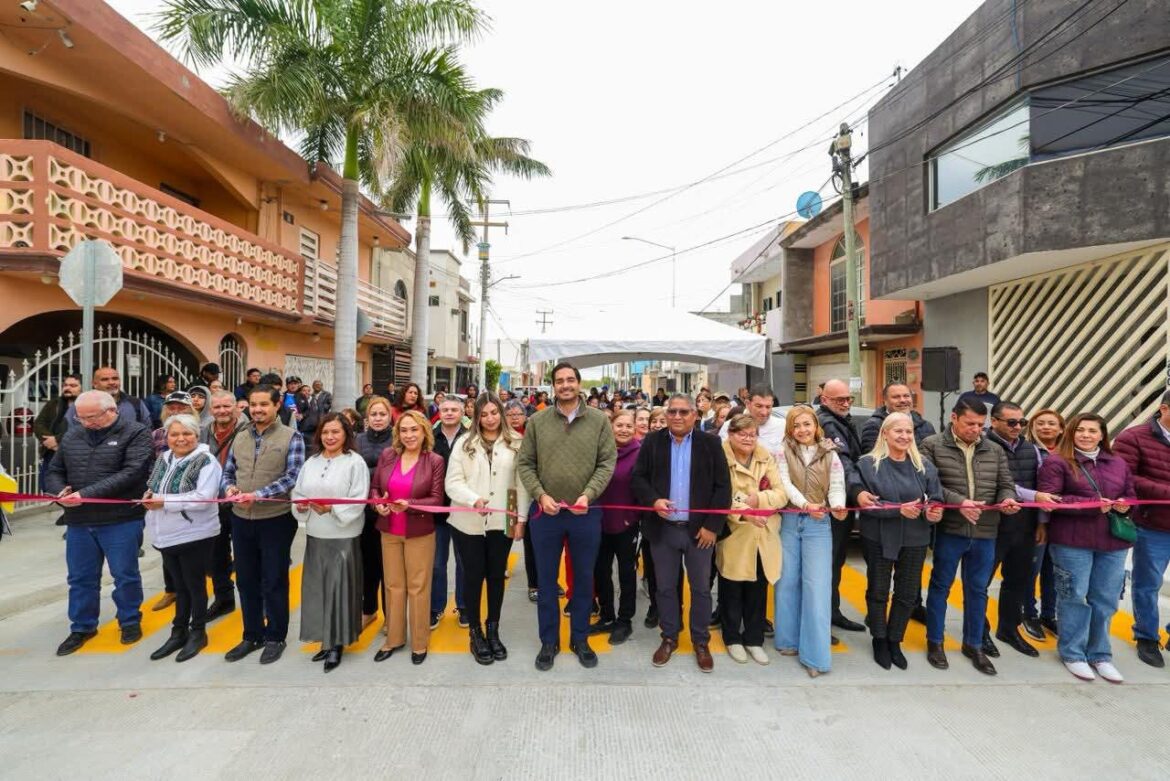 Inauguró Carlos Peña Ortiz nueva pavimentación con vecinos de Lomas del Villar.