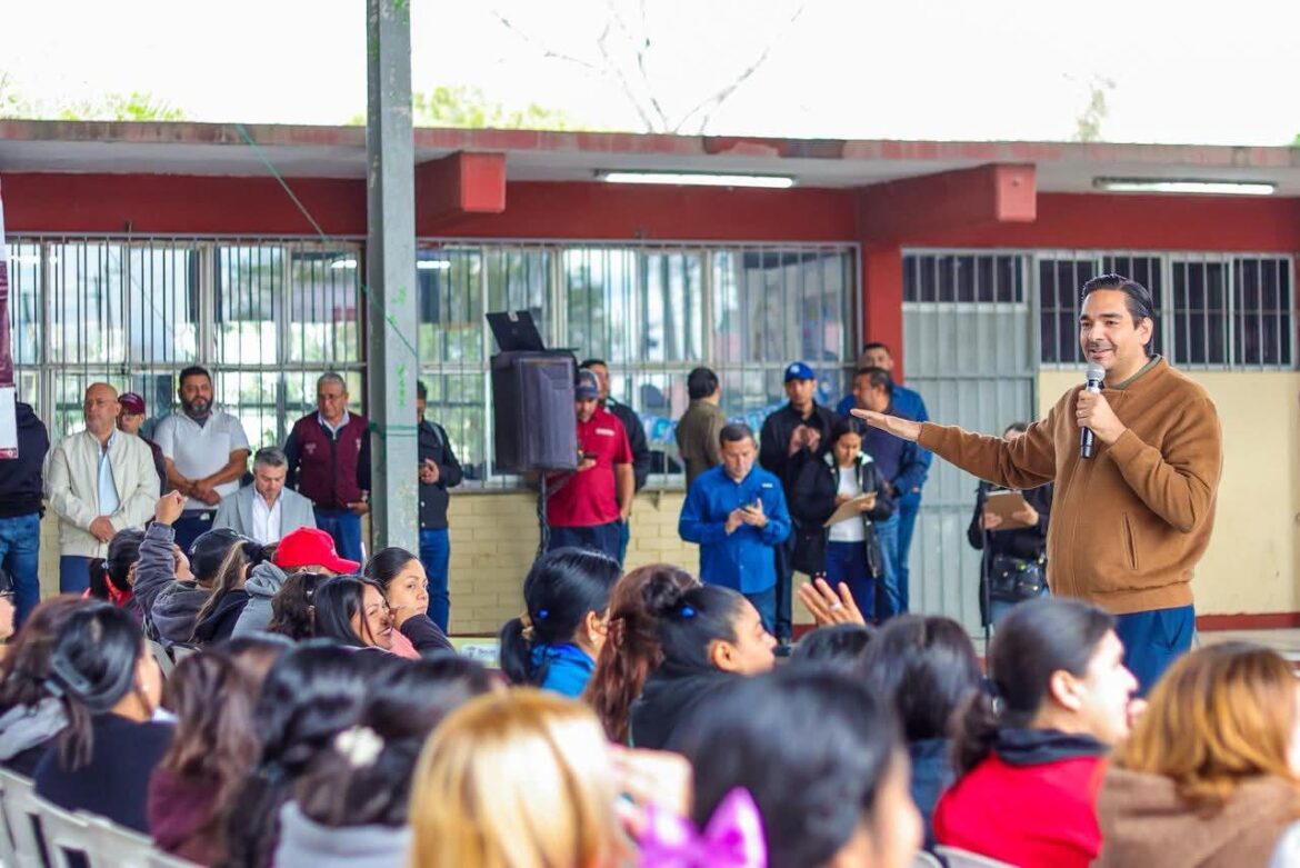 Llevó Alcalde de Reynosa Becas Rita Cetina a la Secundaria 45 