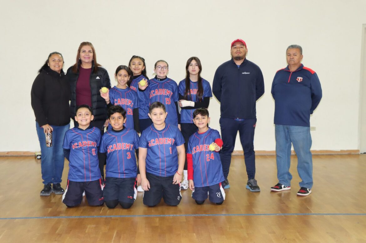 Sólido apoyo de Carlos Peña Ortiz a eliminatoria Regional de Beisbol 5.